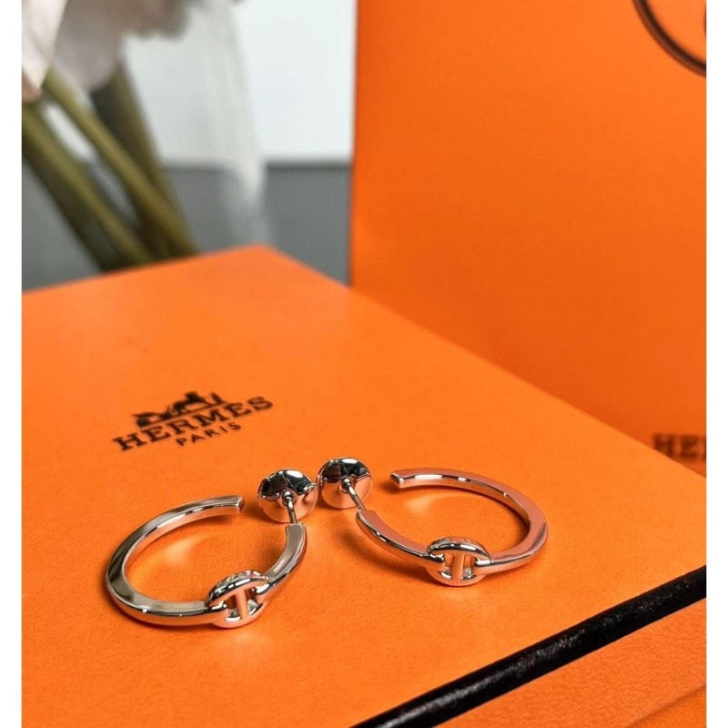 H**me5 earrings